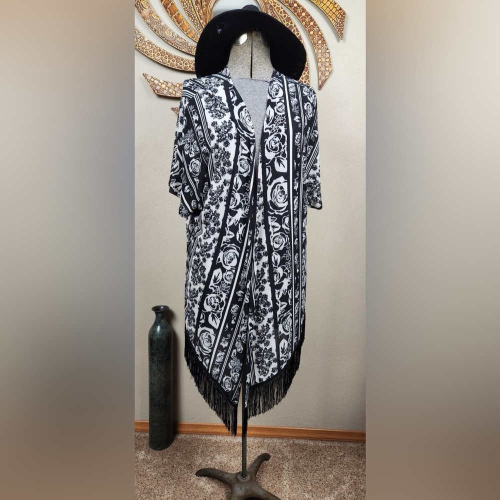 Siren LilyBlack and White Floral Kimono with Fringe NWOT